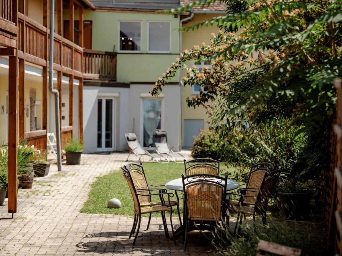 Fruehstueckshaus Wunderland Bed and Breakfast Laa an der Thaya Buitenkant foto